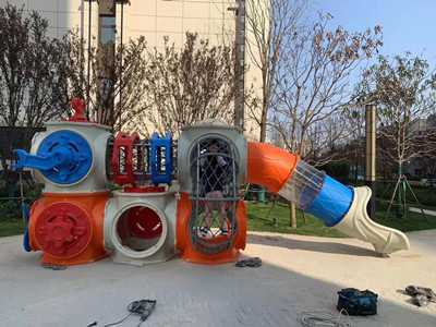 某小区安装滑梯完毕